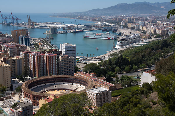 Málaga: Blick auf Stierkampfarena und Hafen