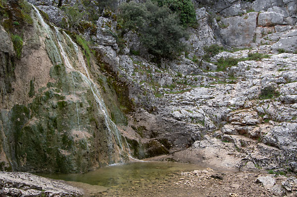Foto des Wasserfalls "Las Chorreras" am Wanderweg "Die Weiden von Cabra", Andalusien