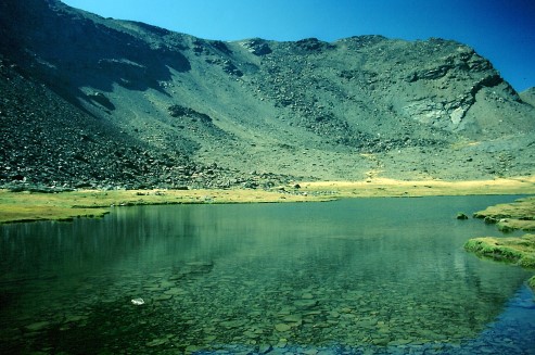 Foto eines Sees aus den Siete Lagunas, Sierra Nevada, Andalusien